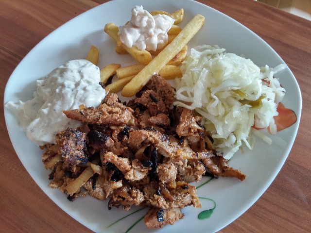 Летняя кухня. Чевапчичи с рисом по-балкански и цацики.