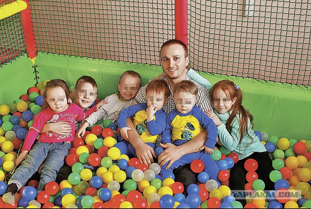 «Православный гарем»: как русский парень Иван живет в одной квартире сразу с несколькими женами