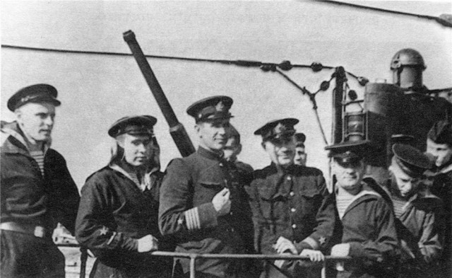 Подводник Пётр Грищенко, его представляли к званию ГСС более десяти раз. По боевым показателям «Л-3» не имела себе равных.