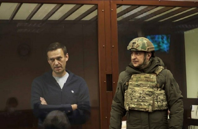 В Сети посмеялись над "детским" бронежилетом Зеленского