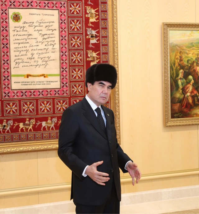 Президенту Туркмении показали строящуюся ЛЭП, птицеферму и спели посвященный ему дастан
