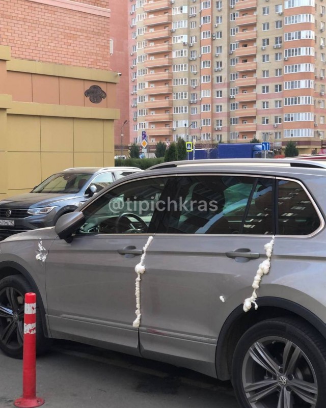 В элитном микрорайоне Краснодара жители используют свои методы борьбы с теми, кто не умеет парковаться