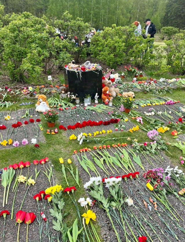 «Бронзовый солдат» в Таллине утопает в цветах