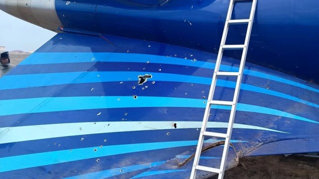 Казахстан опубликовал фото посторонних объектов в самолете AZAL