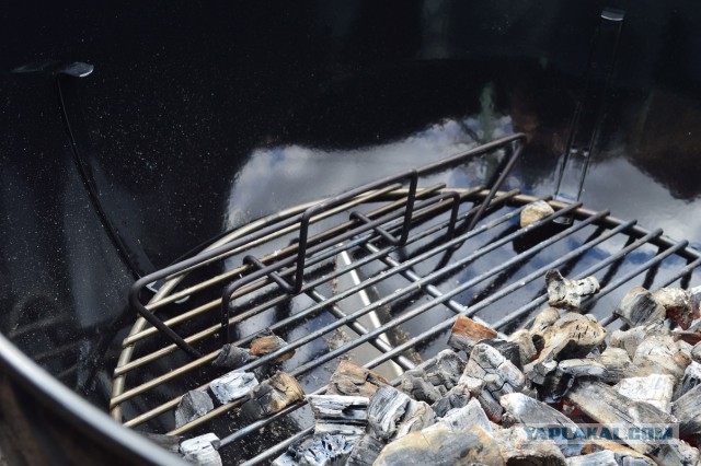 Копченые свиные ребрышки барбекю.