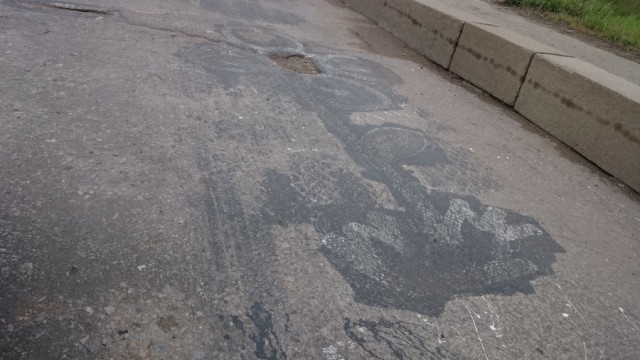 Обвёл краской ямки на дороги