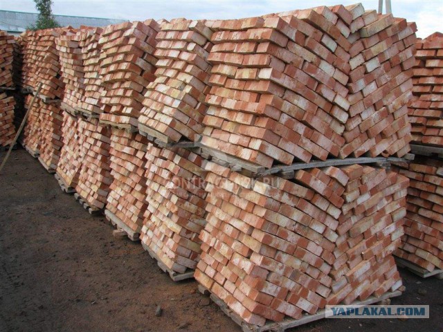 Ребенок гуляет в открытом окне на 8 этаже