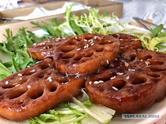 Корень лотоса - красивый и вкусный:)