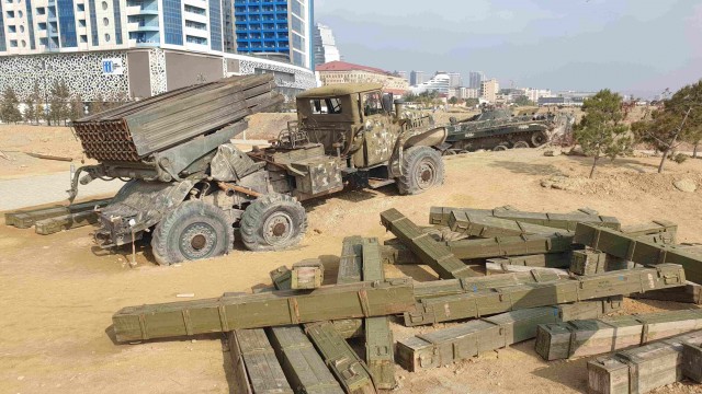Выставка трофейной военной техники в Баку