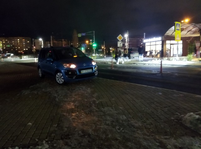 В Туле нетерпеливый водитель "Ниссана" не хотел ждать, пока из Skoda выйдет мужчина и просто решил наехать на него