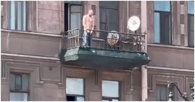 А вы любите курить на балконе голышом?