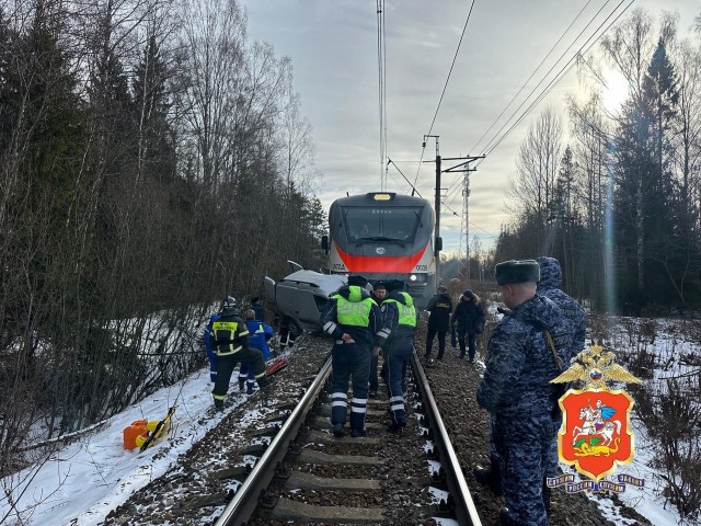 В Подмосковье на ж/д переезде столкнулись легковушка и электричка