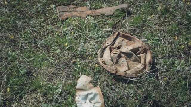 Воинские останки вылезли наружу у кладбища в Россошках