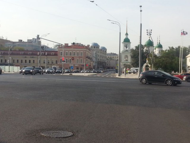 Пробки - потому что слишком много автомобилей. А парковки вообще негде делать (с) Собянин