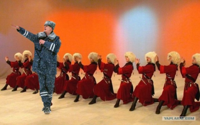 Фотожаба: полицейский в снегу
