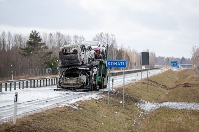 На шоссе Таллинн-Пярну загорелся автовоз, перевозивший машины Toyota и один люксовый Lexus