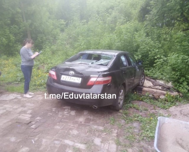 В Кировской области этим утром местные жители закидали камнями автомобиль Toyota Camry