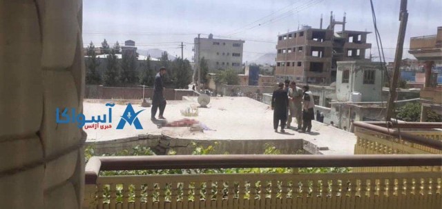 Афганцы стремящиеся покинуть Афганистан, цепляются за шасси и обшивку самолёта и порой разбиваются ещё на взлете