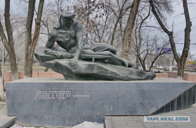Вандалы порезали на металл памятник на братской могиле в Волгограде