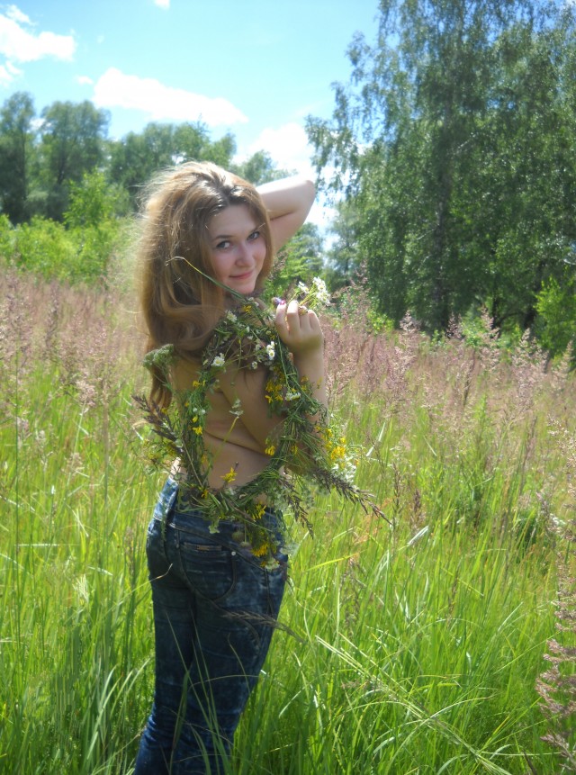 Есть девушки, похожие на пламя. Они по свету ходят рядом с нами