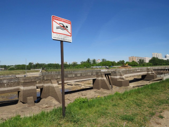 На дне. Когда в канале нет воды (Тушино - между 7 и 8 шлюзами)