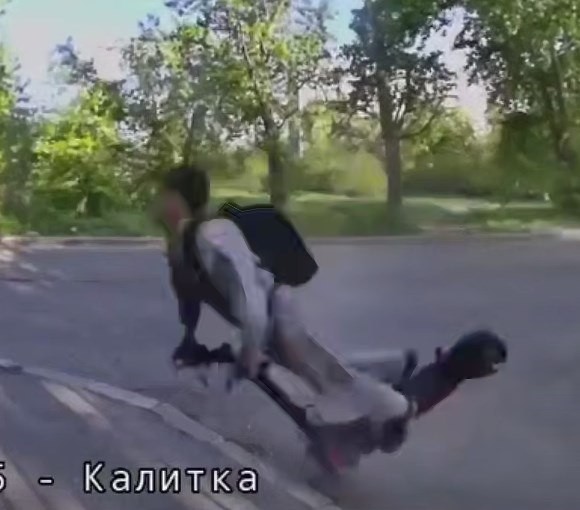 В Екатеринбурге пьяный мужчина решил прокатиться на самокате и эпично рухнул лицом в асфальт