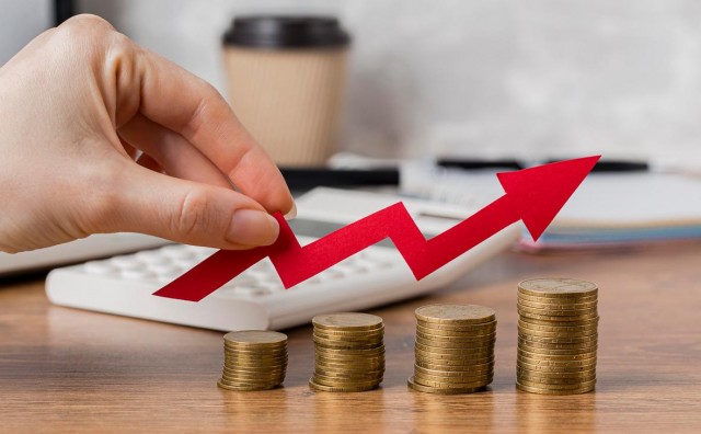 Работодателей хотят обязать поднимать зарплату сотрудникам каждые три месяца