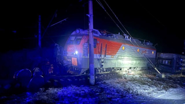 В Иркутской области грузовой поезд сошёл с рельсов.