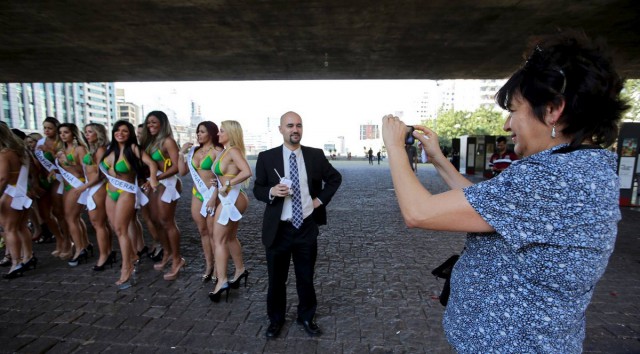 Участницы "Miss Bumbum 2015" прошлись по улице