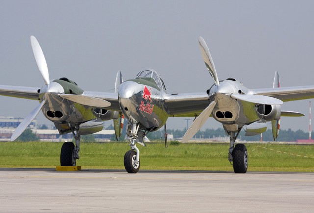 Многоцелевой истребитель P-38 «Lightning»
