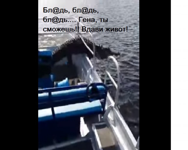 Прыжок аллигатора в лодку с туристами