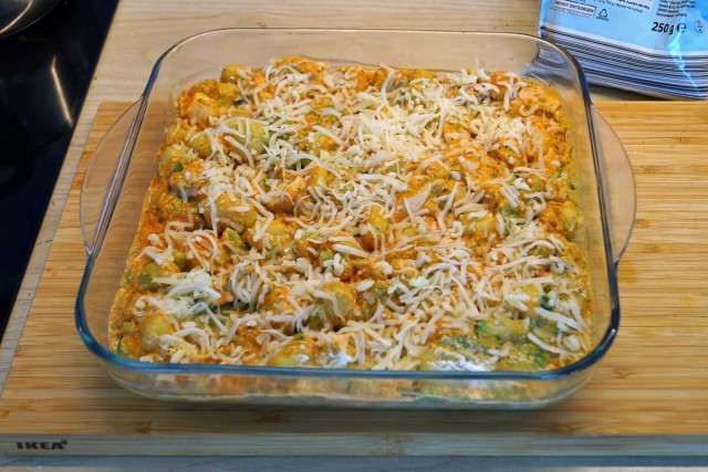 Запеканка ньокки с курицей и брокколи