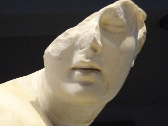 Обнаженная «Афродита на корточках» - копии римской эпохи  шедевра древнегреческой скульптуры