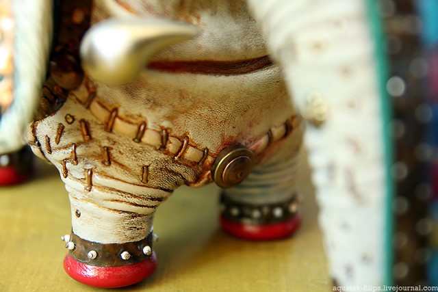 Слоники-лошадки из галереи современного искусства