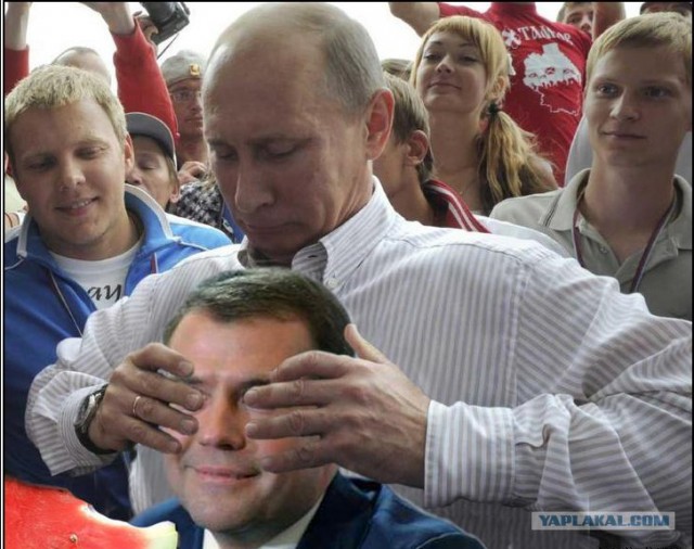 Ломаю спички, гну бумагу...