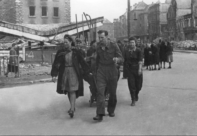 Фотографии второй мировой, многие цветные (фото)