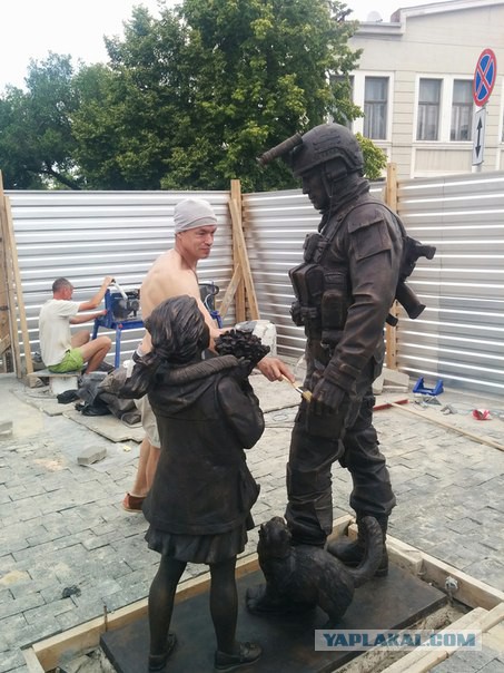 Памятник "вежливым людям" в Симферополе