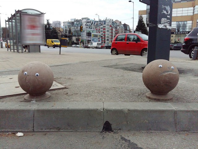 «Больше драмы». В Болгарии художник дополняет сломанные уличные объекты игрушечными глазами