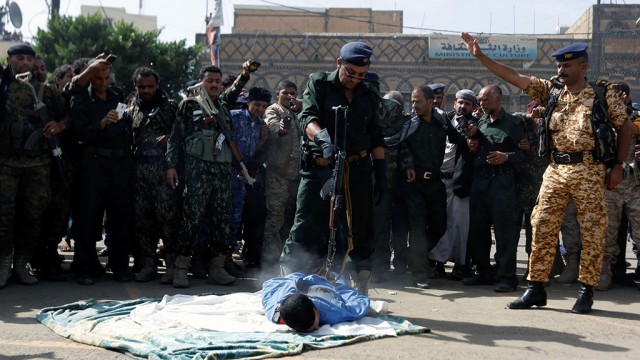 Насильника семилетней девочки в Иране настигла кара - его публично повесили 16+