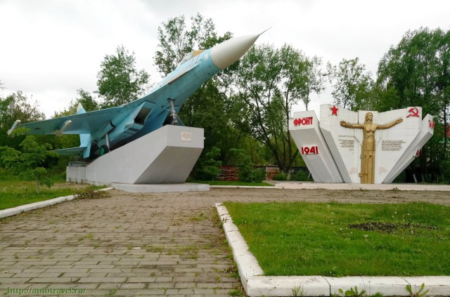 Самолет во дворе