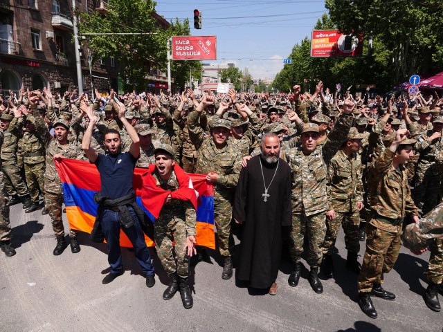 Власти Армении пошли на силовую акцию против шествия оппозиции в Ереване
