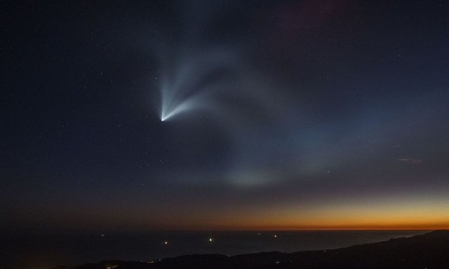 Первая ступень ракеты Falcon 9 впервые успешно вернулась на космодром в Калифорнии после запуска