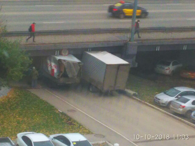 Пермь (мост возле Мориона): застрявшие под питерским "Мостом Глупости" нервно курят в сторонке
