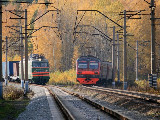 Осенние поезда и железная дорога