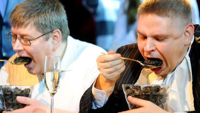 Депутат уничтожает санкционную продукцию.