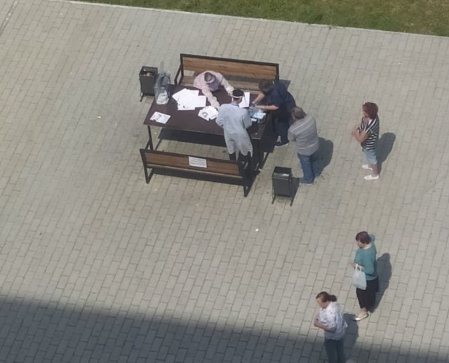 В одном из районов Владивостока голосование проводят в багажнике машины.