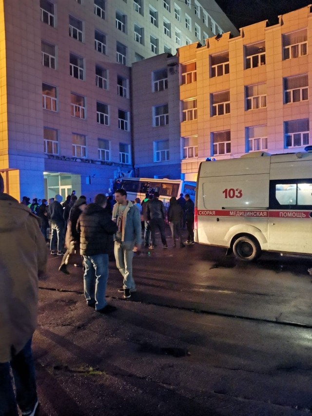 Пассажирский автобус врезался в здание Новгородского госуниверситета, есть погибшие