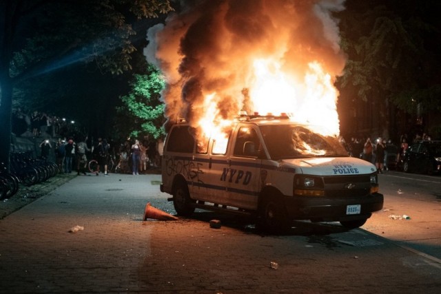 Во Владивостоке начались открытые столкновения протестующих с полицией