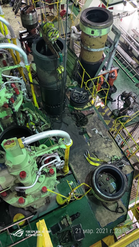 Рутинная замена поршня на судовом главном двигателе мощностью 58100 кВт