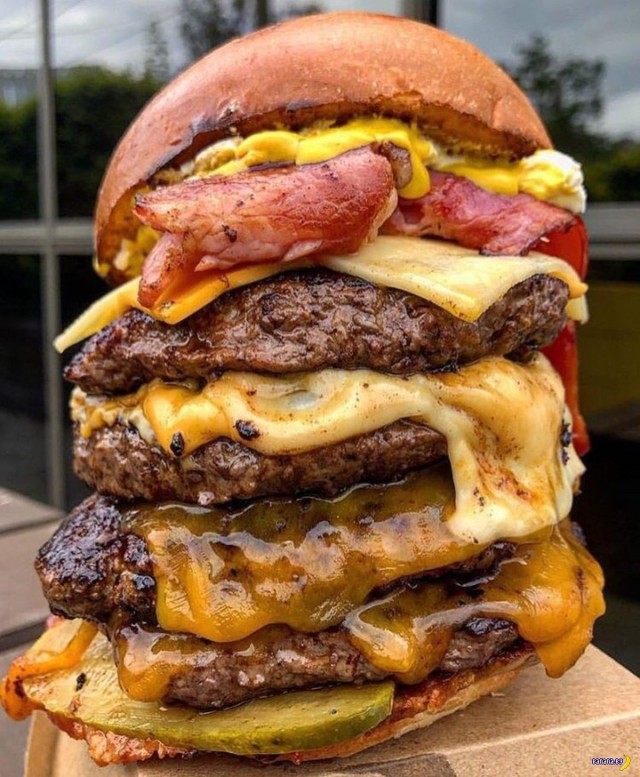 Православная россиянка судится с Макдональдсом из-за оскорбления её верующих чувств. Её обидели чизбургер и чикен-макнаггетс